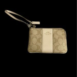 COACH - Signature Corner Zip Wristlet​​​